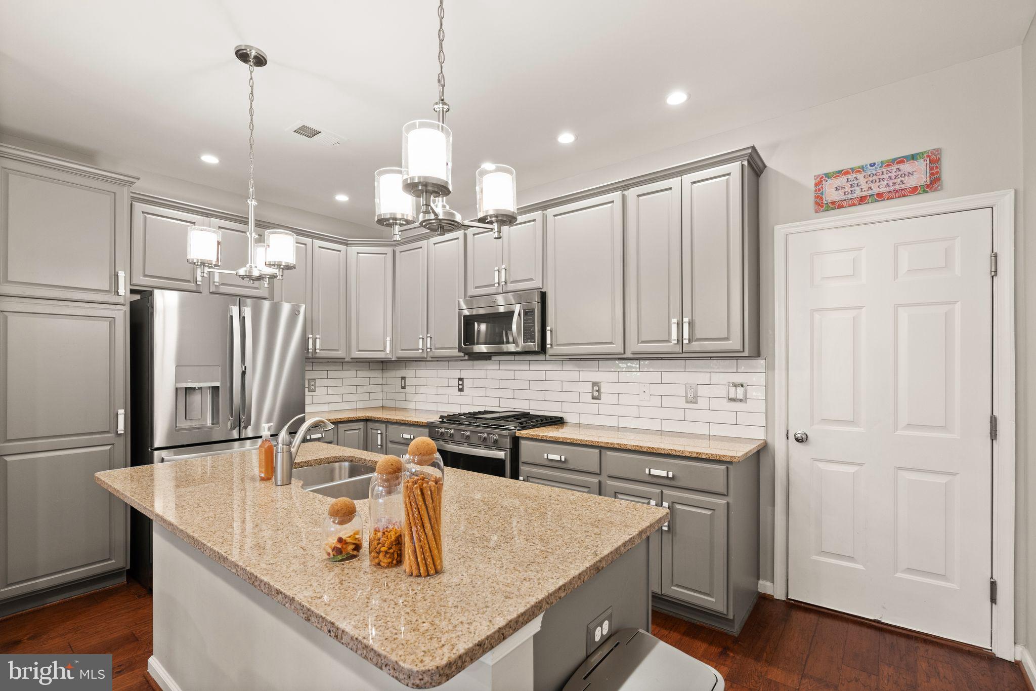 42793 Burrell Square Ashburn, VA 20147 - Photo 11 of 39 Kitchen with beautiful upgrades