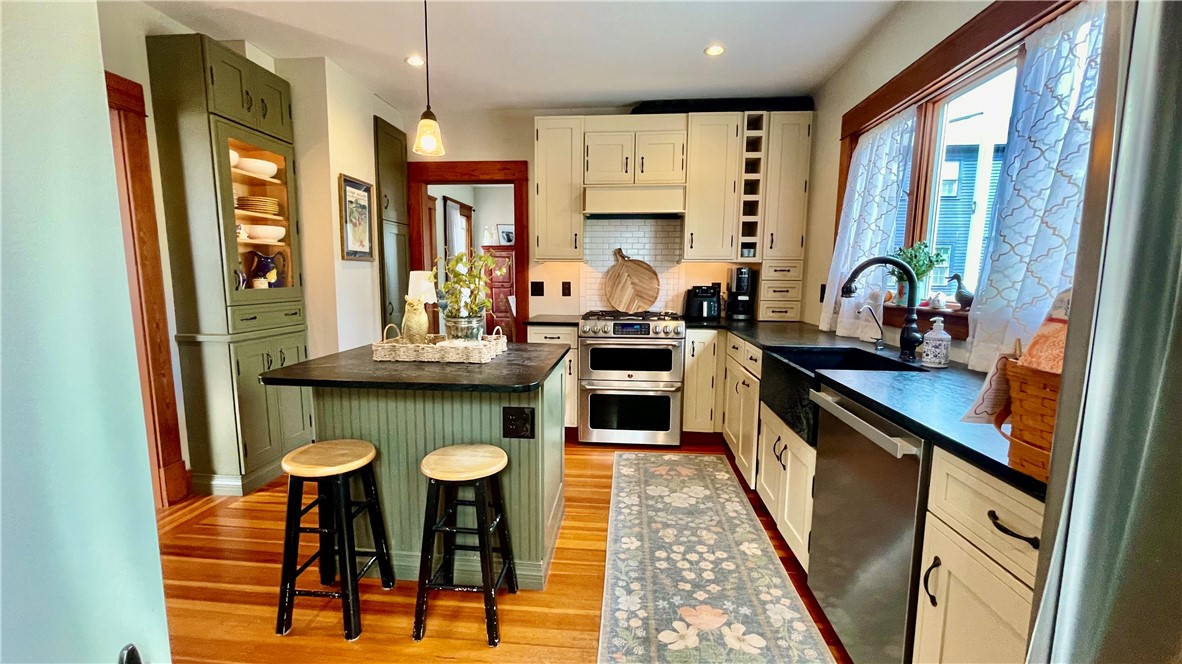 11 White Street Newport, RI 02840 - Photo 9 of 31