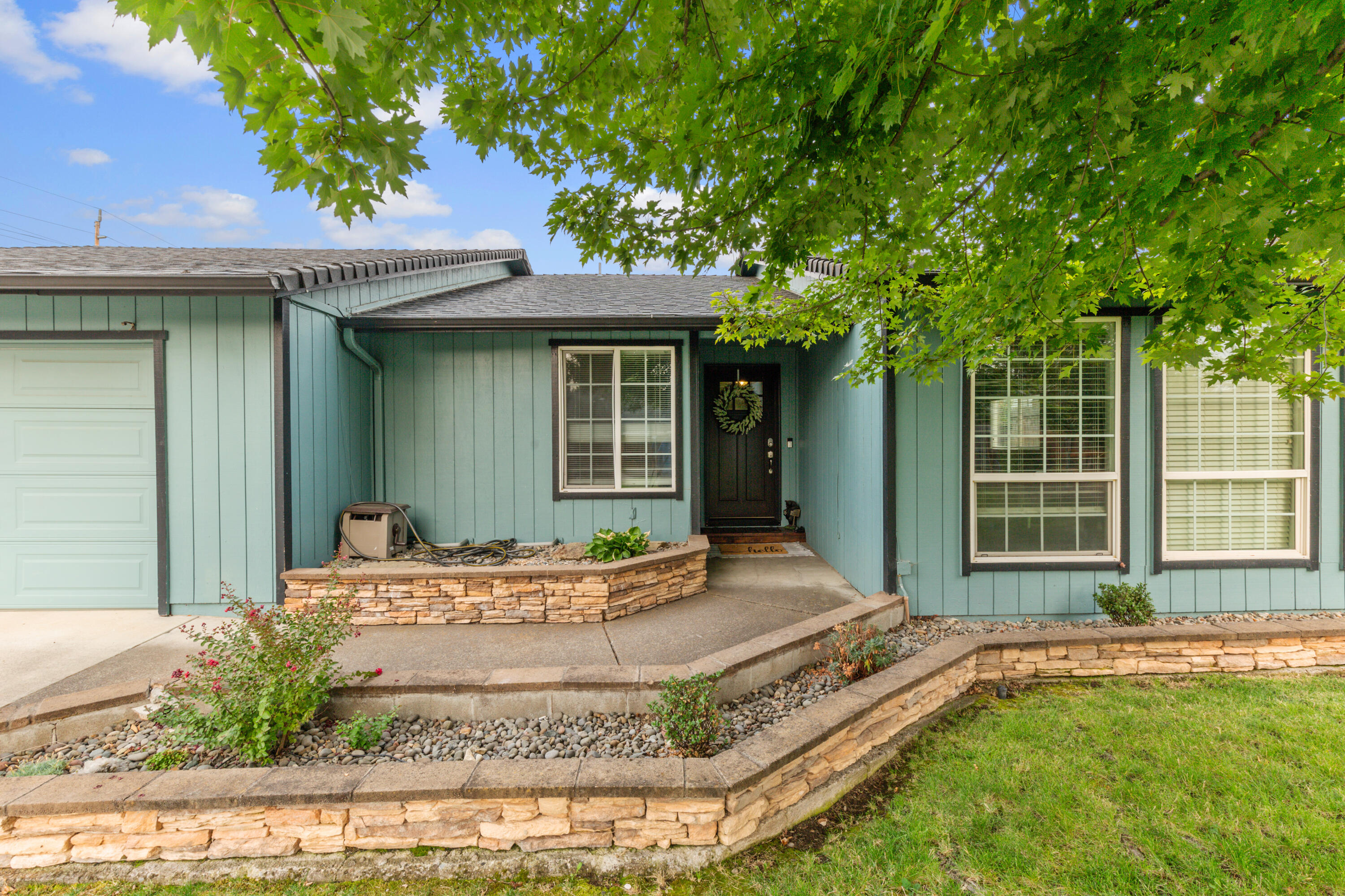 3044 Delta Waters Road Medford, OR 97504 - Photo 3 of 30 Front walkway