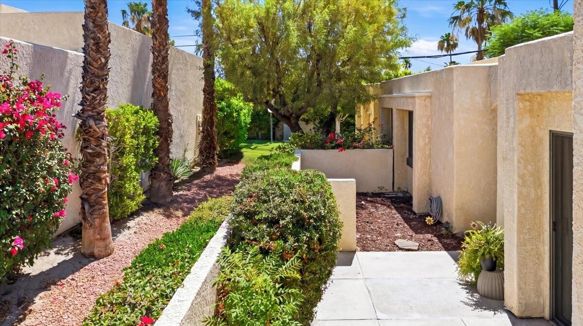 200 East Racquet Club Road, Unit 18 Palm Springs, CA 92262 - Photo 28 of 33 04-200 E Racquet Club Rd #18 (Aerial)-2