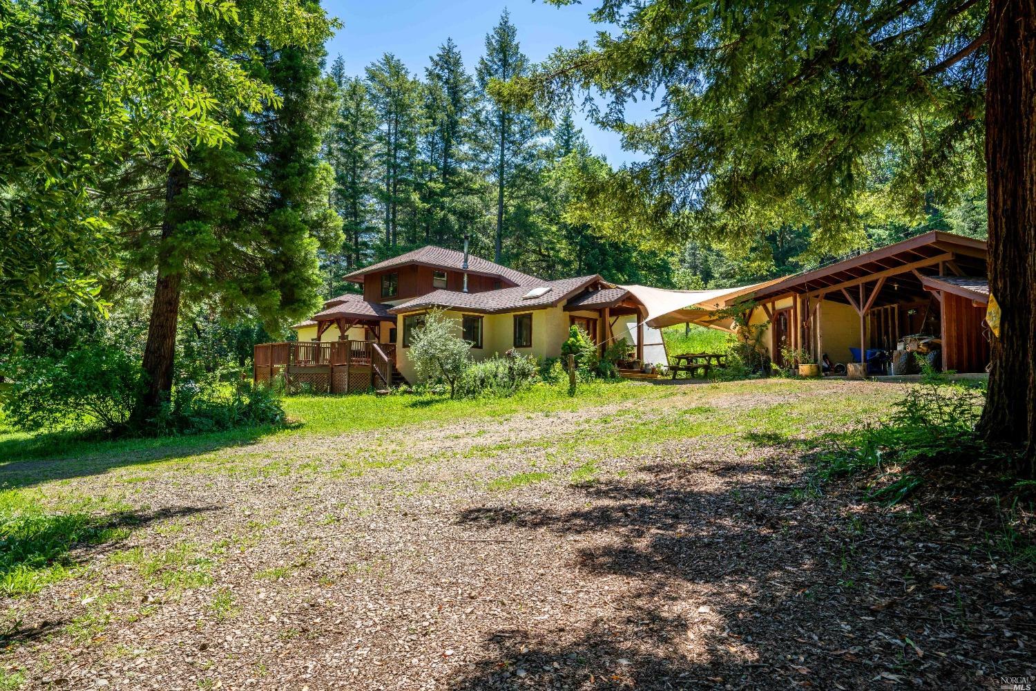 a view of a house with backyard and trees