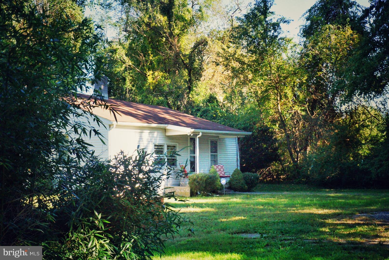 a view of a house with backyard and garden