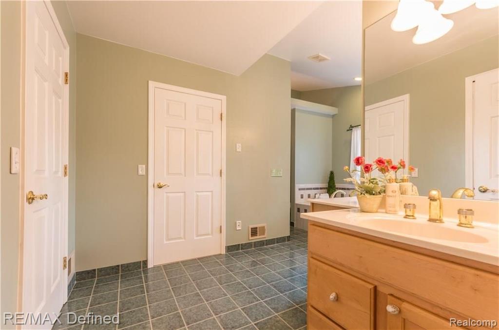 950 Ridgeline Court Lake Orion, MI 48360 - Photo 38 of 48