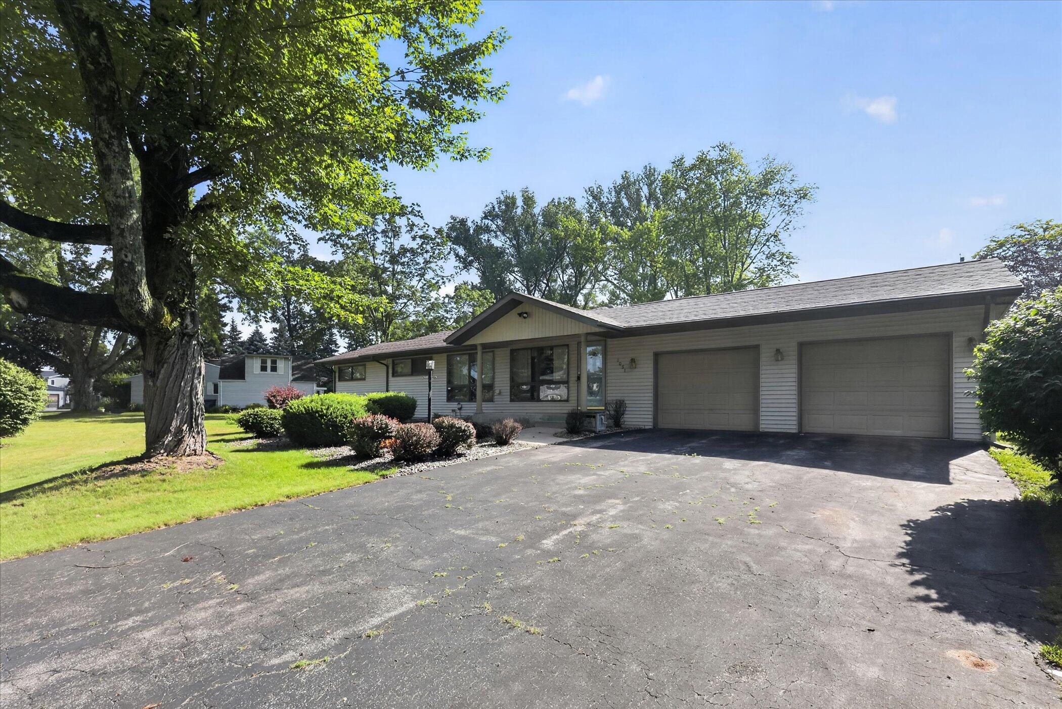 1051 Sylvan Road Benton Harbor, MI 49022 - Photo 3 of 48 04-1051-Sylvan-Rd-Benton-Harbor-MI-49022