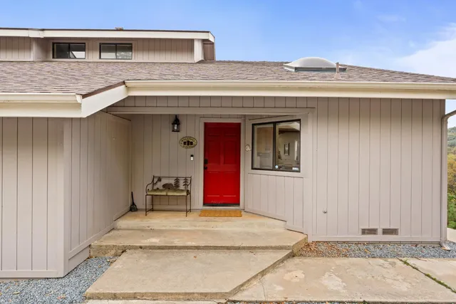 a view of the entrance of the house