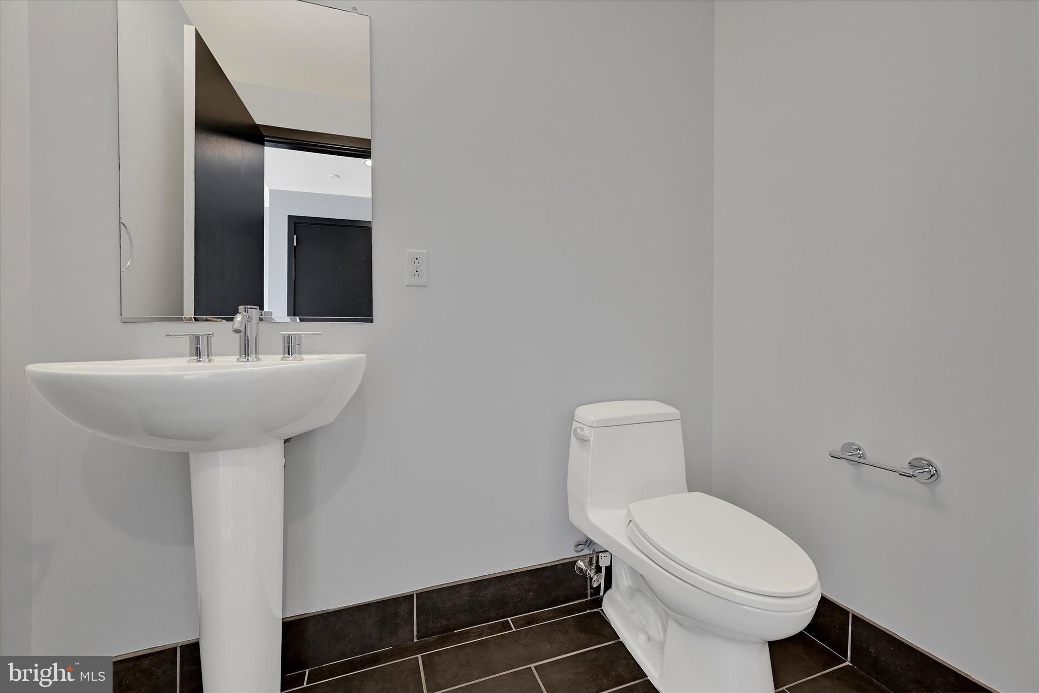 1200 Steuart Street, Unit 1913 Baltimore, MD 21230 - Photo 28 of 94 Contemporary powder room.
