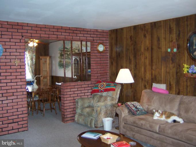 5692 Utrecht Road Baltimore, MD 21206 - Photo 3 of 27 Living Room