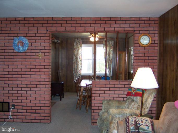 5692 Utrecht Road Baltimore, MD 21206 - Photo 4 of 27 Living Room