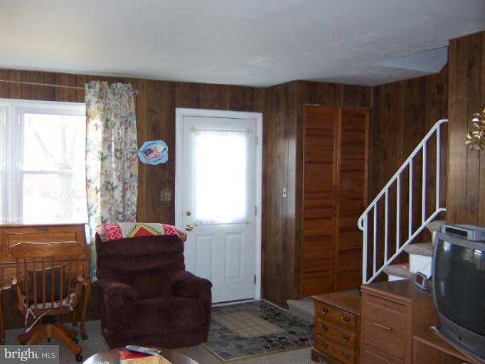 5692 Utrecht Road Baltimore, MD 21206 - Photo 5 of 27 Living Room