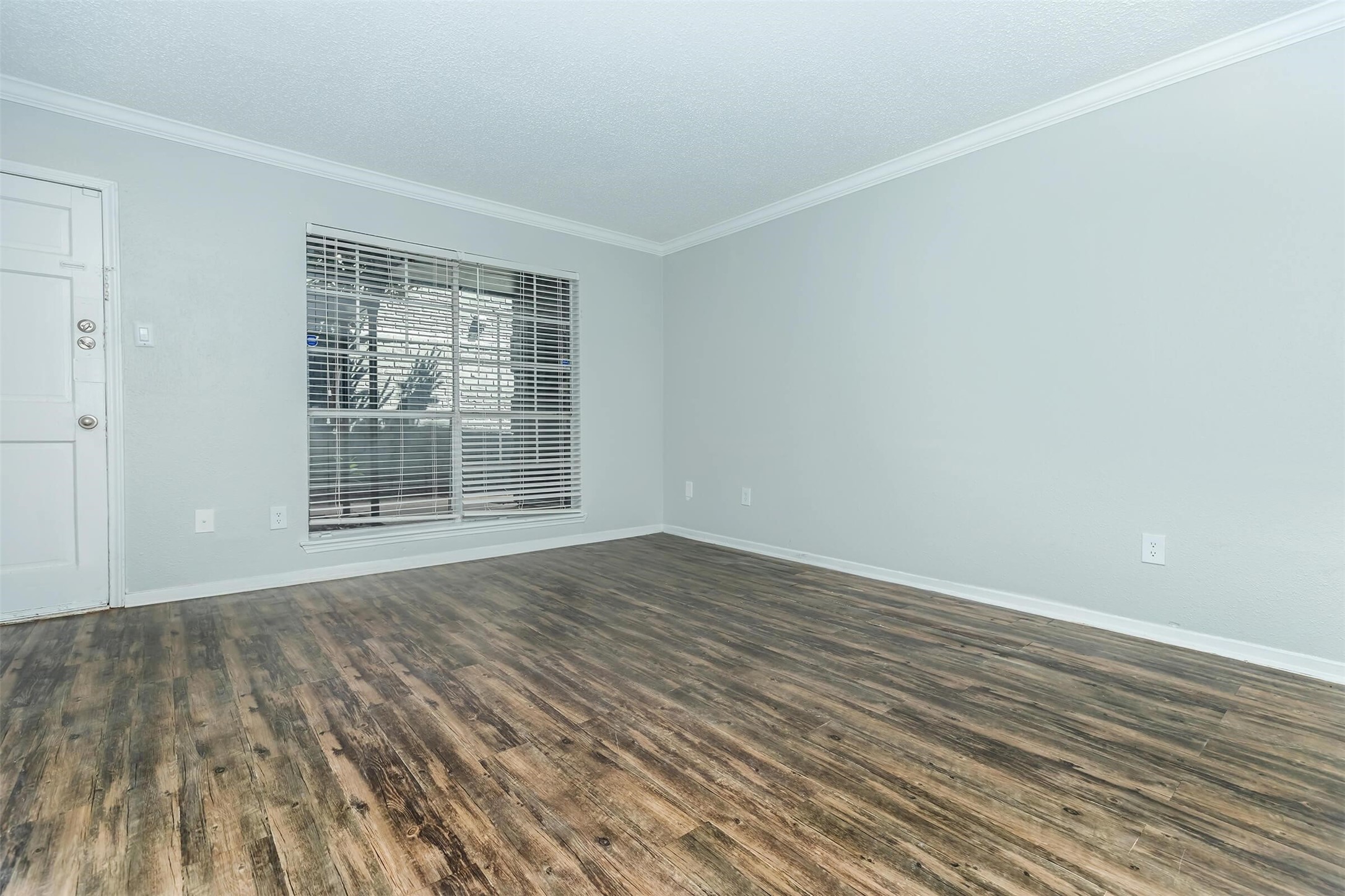 3001 Hillcroft Street, Unit G0605 Houston, TX 77057 - Photo 25 of 50 a view of an empty room with wooden floor and a window