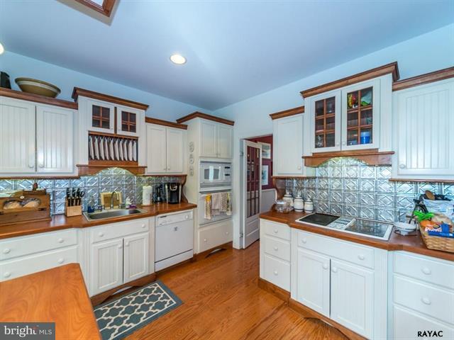 3129 Fairfield Road Gettysburg, PA 17325 - Photo 26 of 47 a kitchen with granite countertop a sink and cabinets