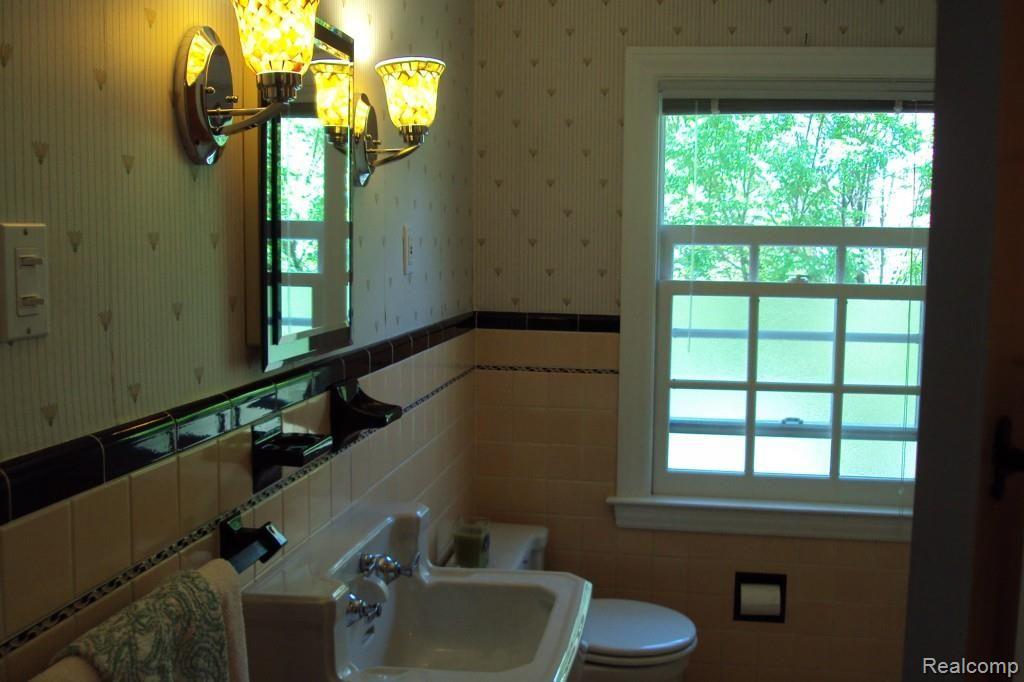 894 Westchester Road Grosse Pointe, MI 48230 - Photo 18 of 22 847 18.jpg