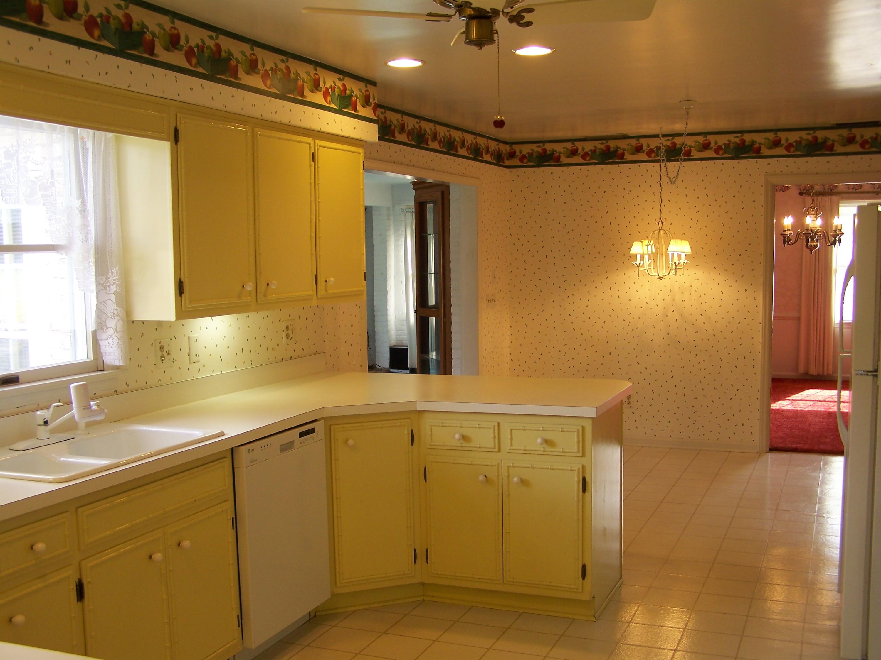 8205 Barrens Road Roanoke, VA 24019 - Photo 19 of 58 Spacious Eat-in Kitchen
