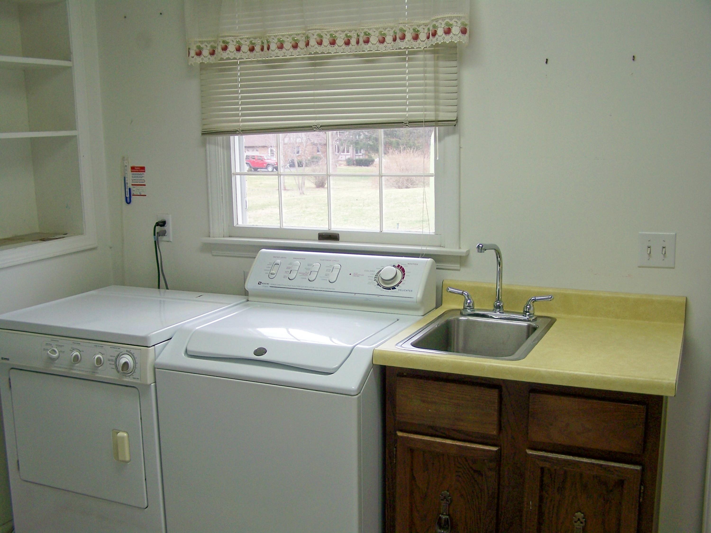 8205 Barrens Road Roanoke, VA 24019 - Photo 52 of 58 Laundry Room w/ Sink