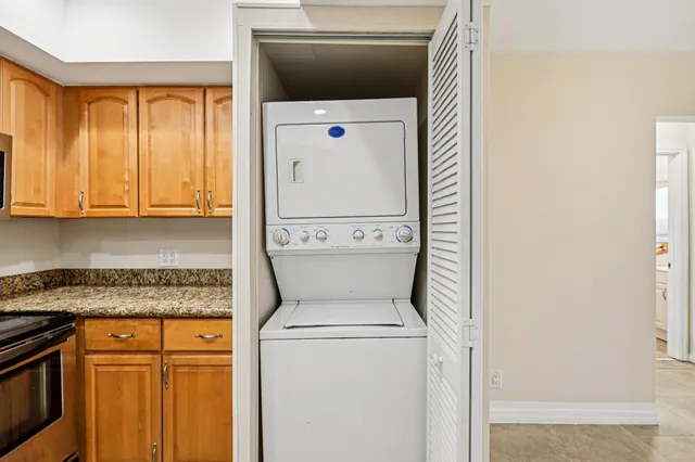 $379,000 | 370 Wilma Circle, Unit 6, Riviera Beach, FL 33404