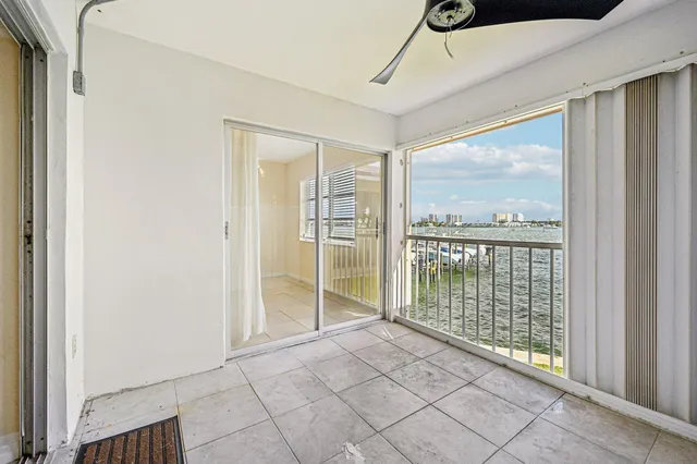 $379,000 | 370 Wilma Circle, Unit 6, Riviera Beach, FL 33404