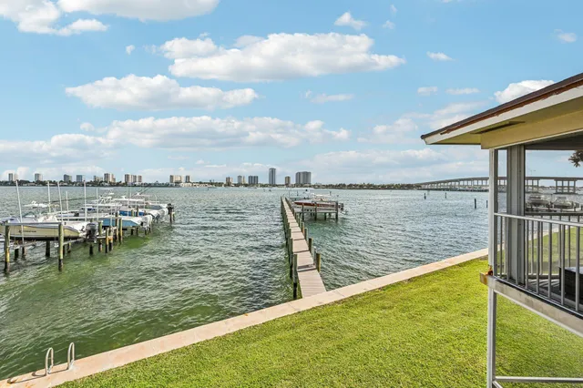 $379,000 | 370 Wilma Circle, Unit 6, Riviera Beach, FL 33404