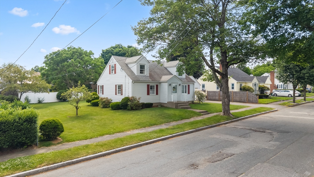 43 Rowena Street Worcester, MA 01606 - Photo 3 of 40