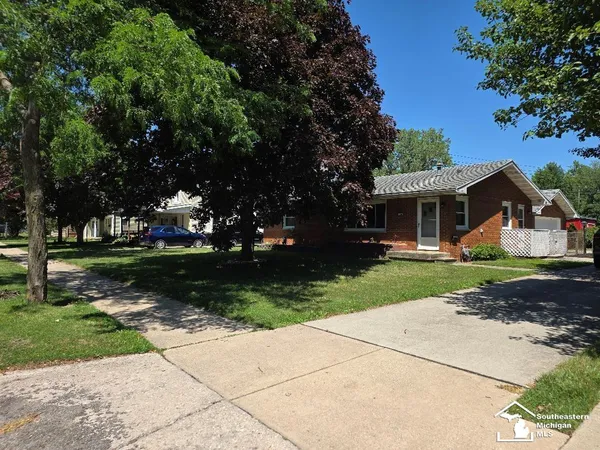 $279,900 | 240 Ypsilanti Street, Dundee, MI 48131