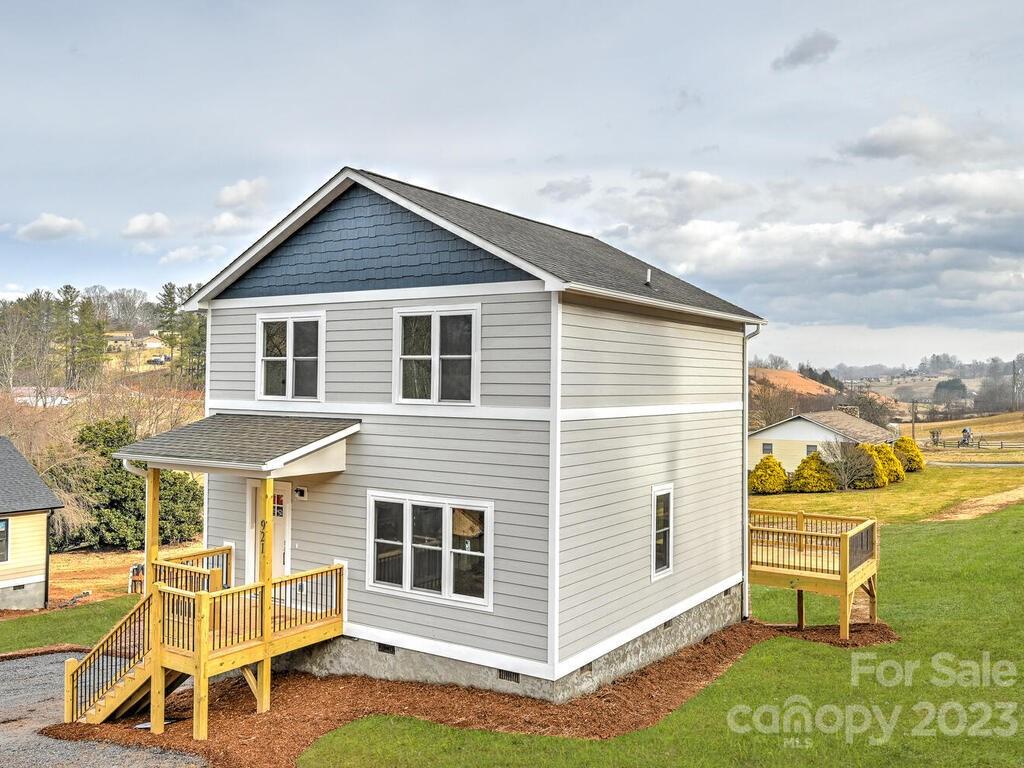 a view of a house with a backyard