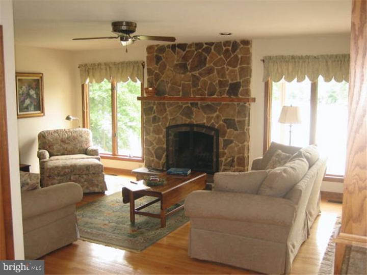21 Seeley Road Bridgeton, NJ 08302 - Photo 5 of 20 Living Room