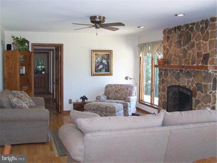 21 Seeley Road Bridgeton, NJ 08302 - Photo 6 of 20 Living Room