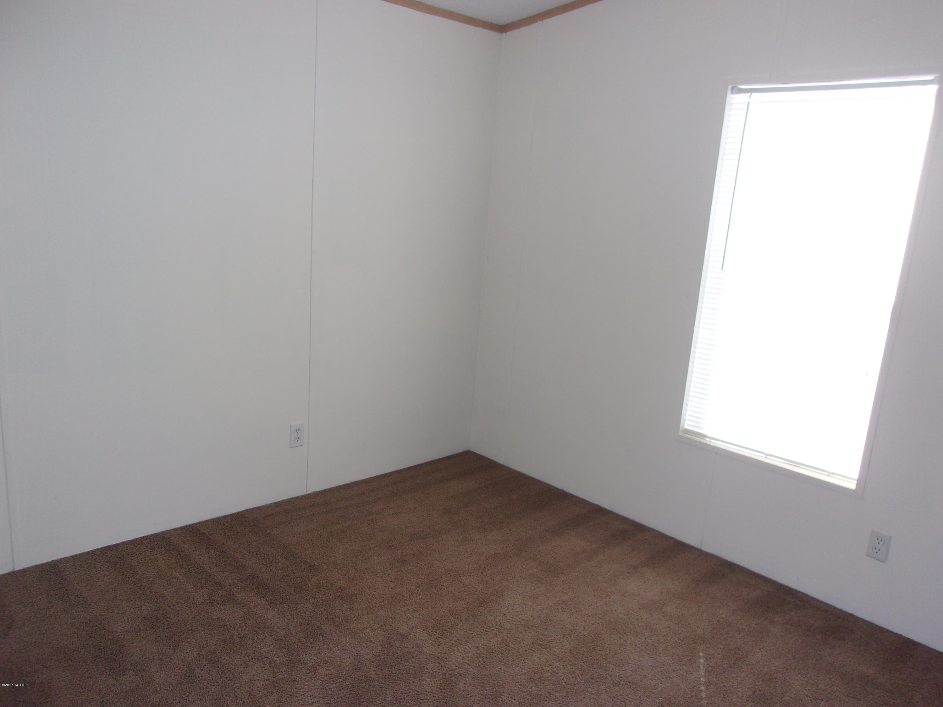 307 West King Road Tucson, AZ 85705 - Photo 11 of 17 an empty room with a window