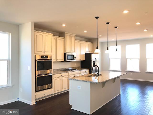 22184 McCormick Terrace Ashburn, VA 20148 - Photo 5 of 13 Kitchen