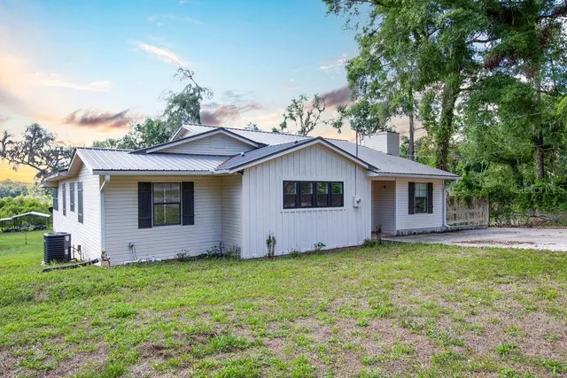 a front view of house with yard and garage