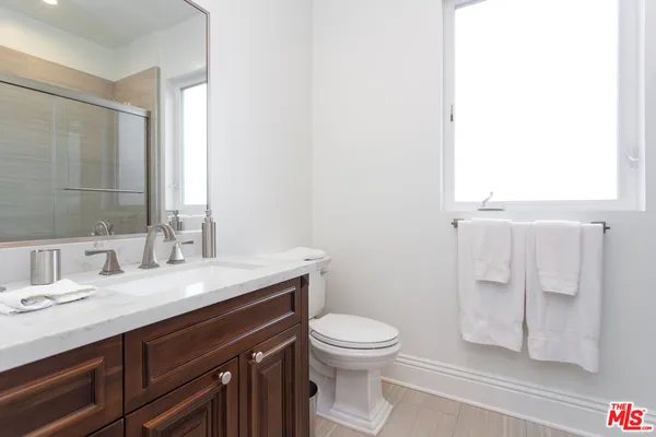 $8,750 | 907 South Shenandoah Street, Unit 302, Los Angeles, CA 90035