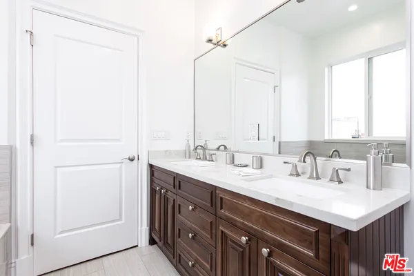 $8,750 | 907 South Shenandoah Street, Unit 302, Los Angeles, CA 90035