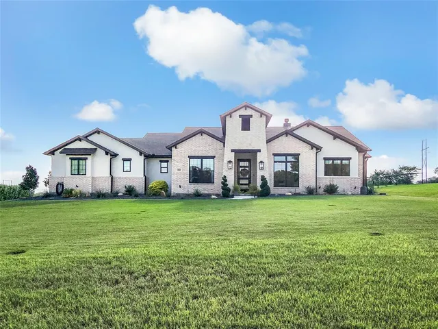 a view of a house with backyard