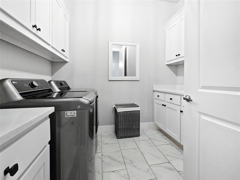 1008 Henry Way Springtown, TX 76082 - Photo 26 of 40 a view of an entryway with cabinet