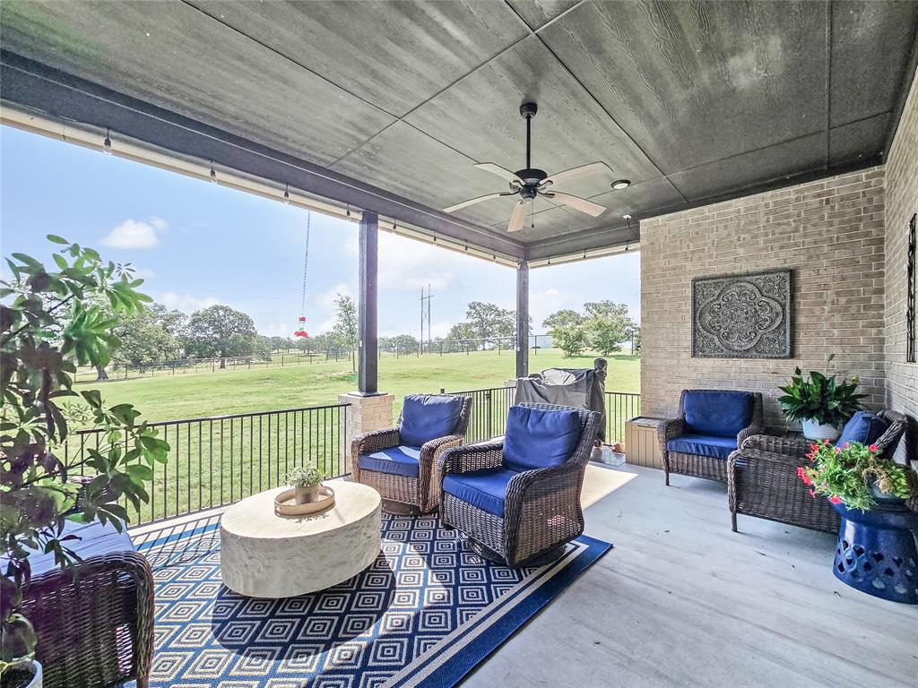 1008 Henry Way Springtown, TX 76082 - Photo 35 of 40 a living room with patio furniture and a potted plant