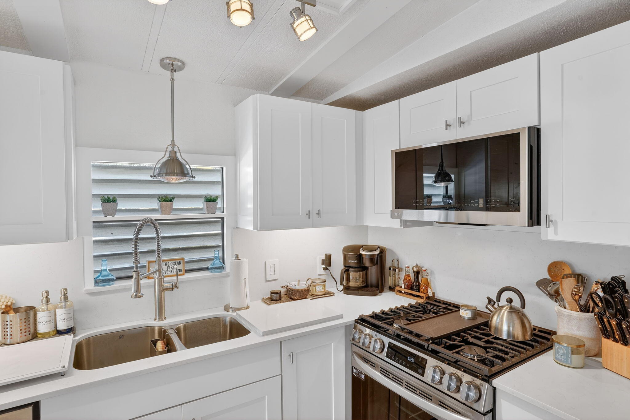 1127 Gulfstream Lane Key Largo, FL 33037 - Photo 11 of 40 10-web-or-mls-010_DSC09664