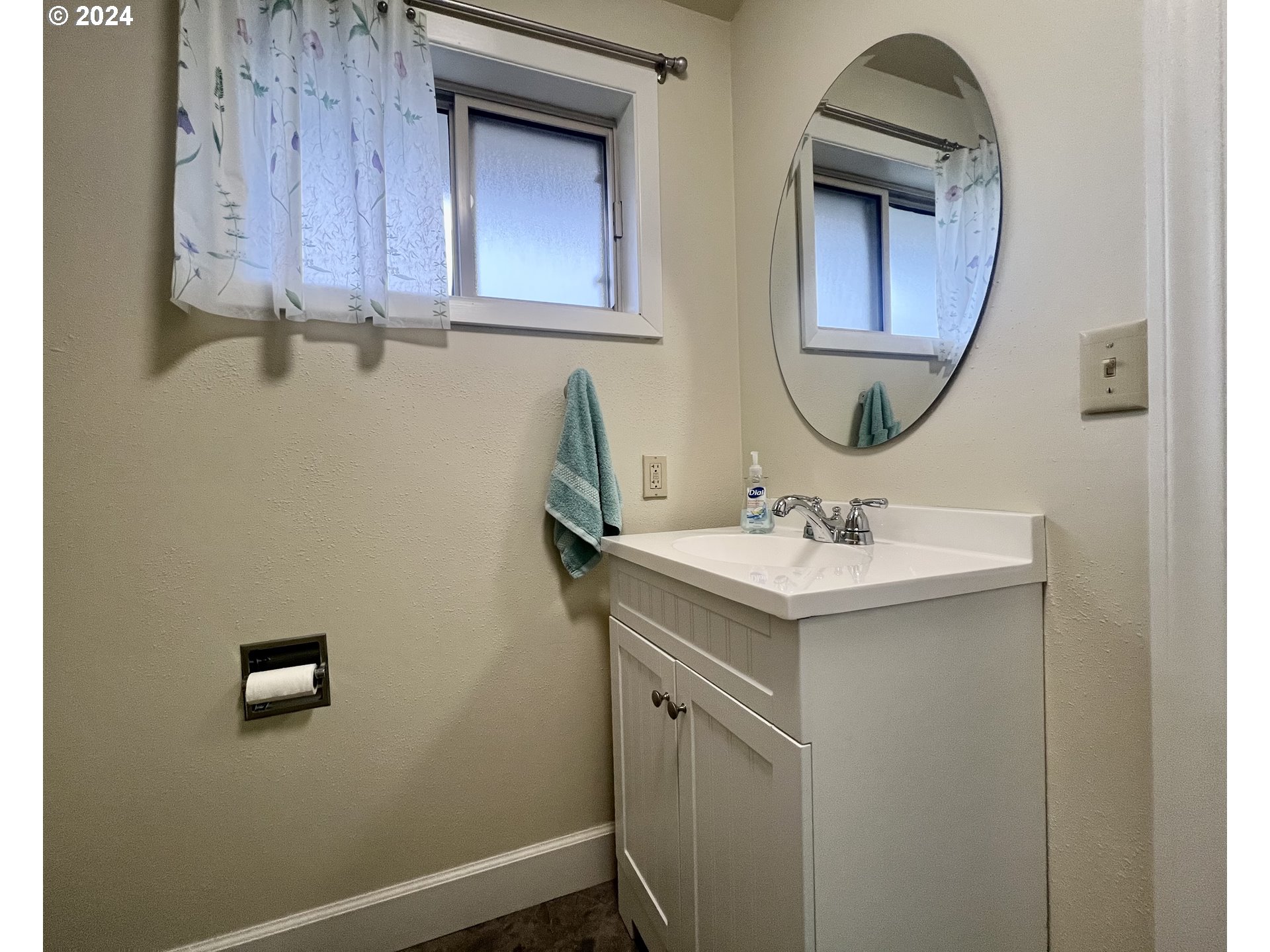 1644 Astor Way Woodburn, OR 97071 - Photo 20 of 28 a bathroom with a sink and a mirror