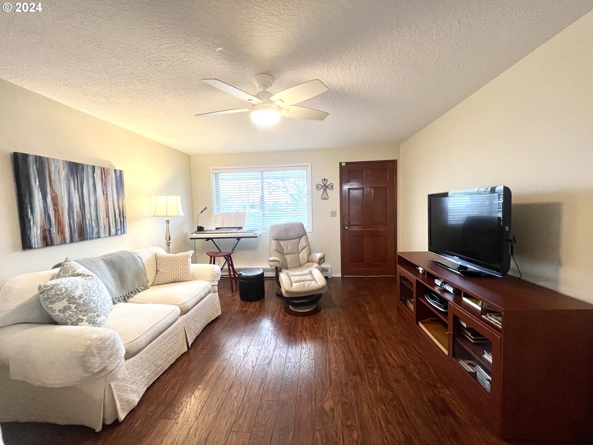 1644 Astor Way Woodburn, OR 97071 - Photo 4 of 28 a living room with furniture and a flat screen tv