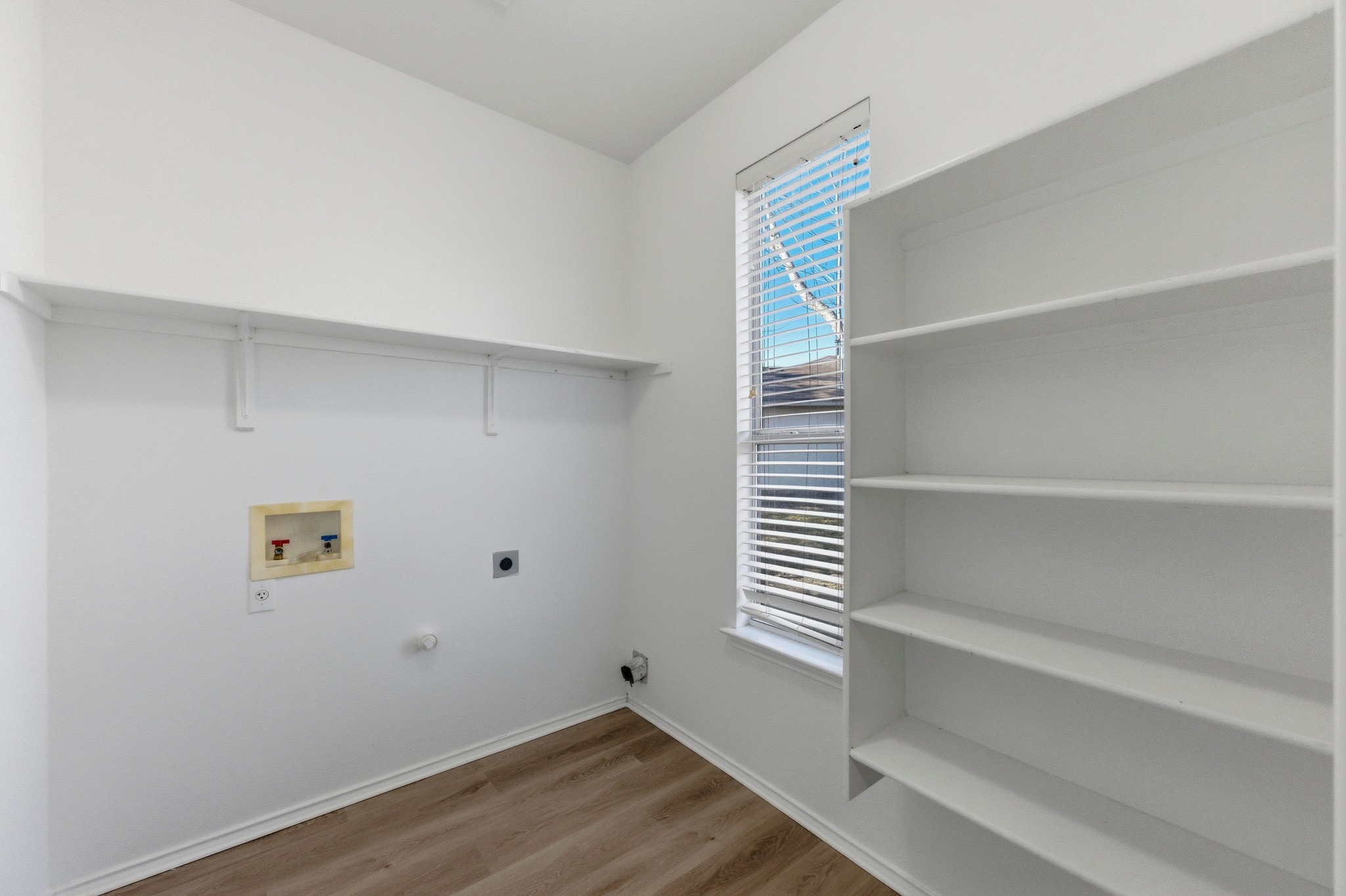 113 Spring Branch Cove Kyle, TX 78640 - Photo 26 of 33 Laundry area with washer hookup, light wood-style floors, gas dryer hookup, and hookup for an electric dryer