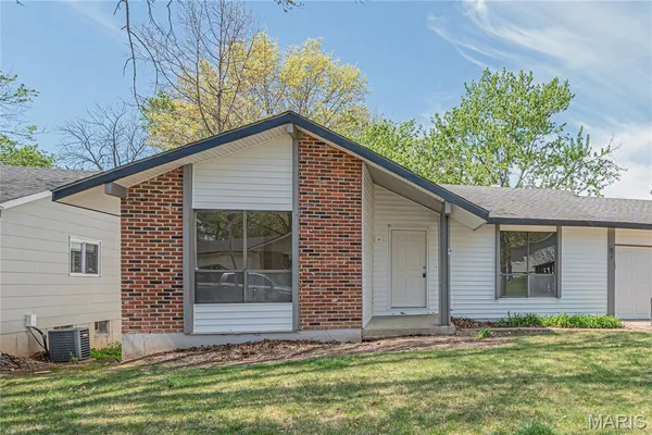 $250,000 | 937 Napoli Drive, Ballwin, MO 63021