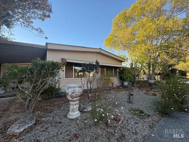 a view of a house with backyard and garden