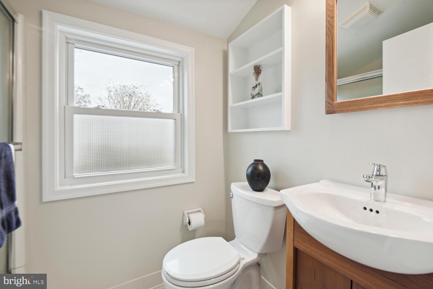 10201 Procter Street Silver Spring, MD 20901 - Photo 12 of 28 Full upper level bath