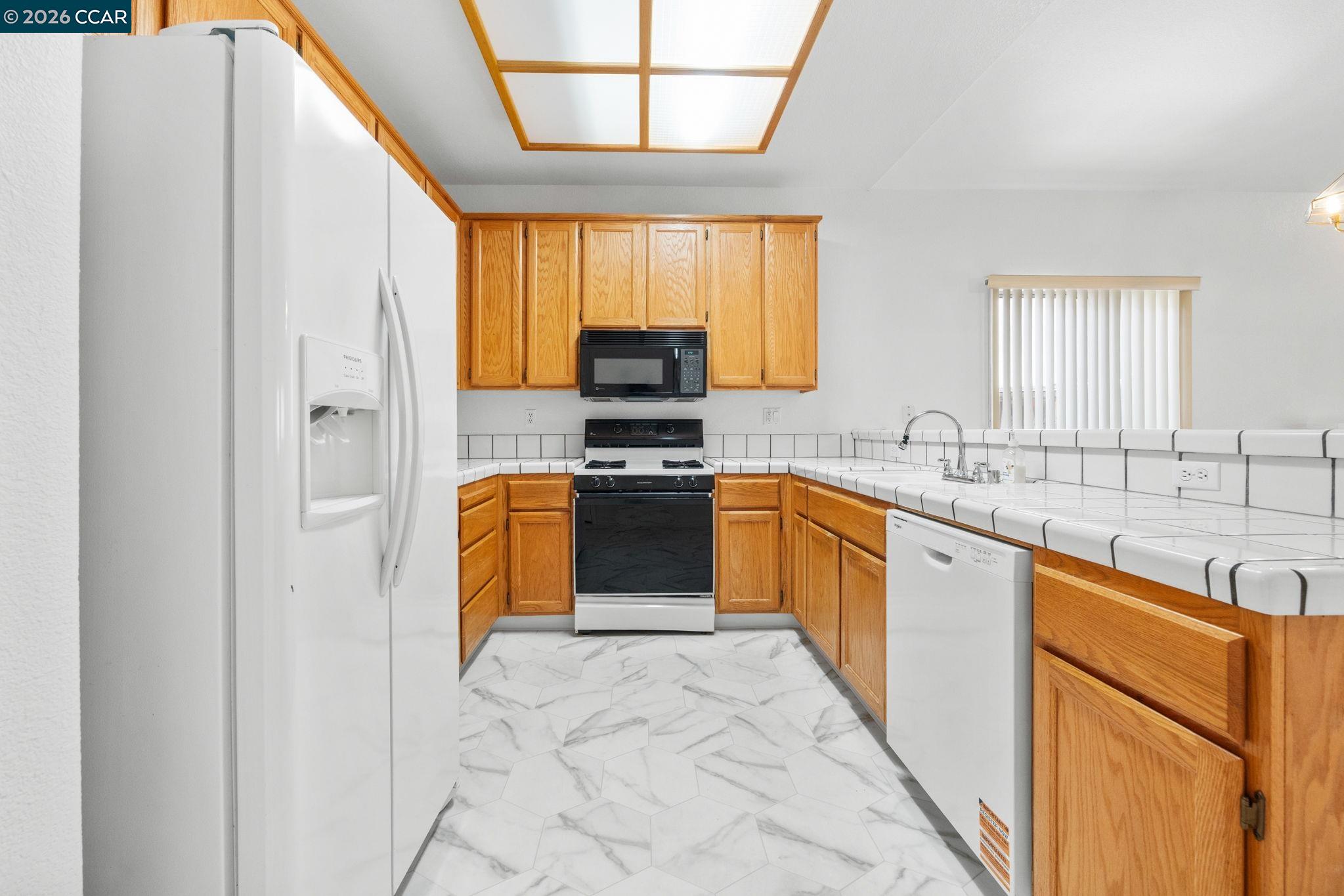 1402 Legend Circle Vallejo, CA 94591 - Photo 8 of 40