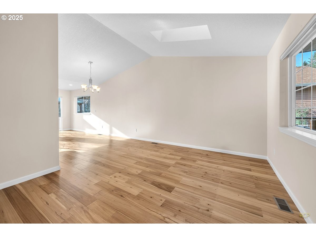 36640 Yocum Loop Sandy, OR 97055 - Photo 3 of 20 Living Room/Entrance