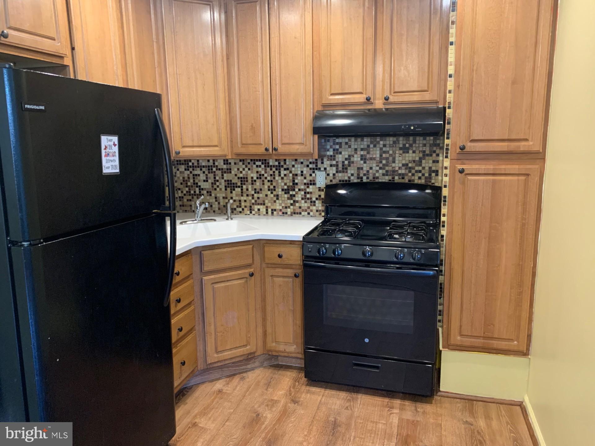 338 Beverly Boulevard Upper Darby, PA 19082 - Photo 8 of 24 Kitchen with gas stove