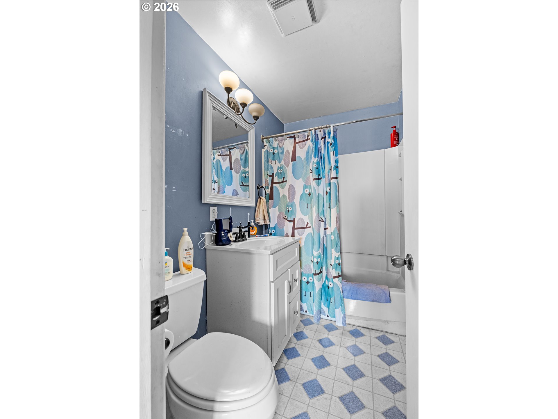 900 West 17th Street Coquille, OR 97423 - Photo 19 of 36 a bathroom with a toilet and a shower