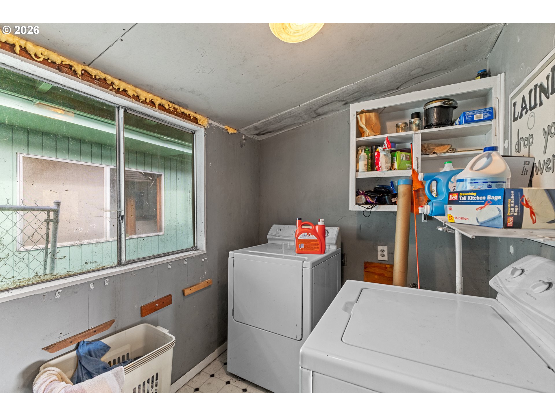 900 West 17th Street Coquille, OR 97423 - Photo 20 of 36 a living room with furniture and a window