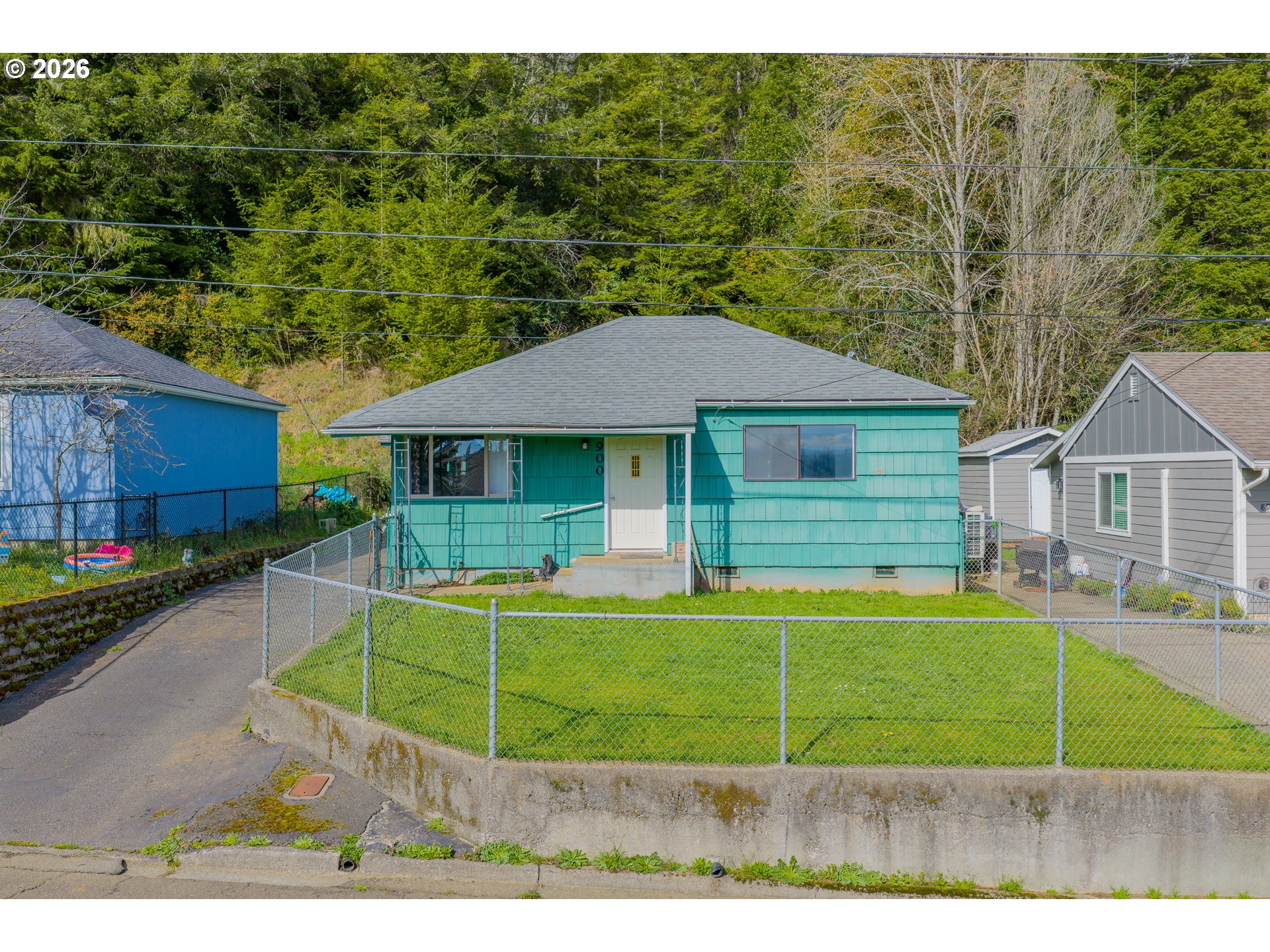 900 West 17th Street Coquille, OR 97423 - Photo 4 of 36 a view of a house with a yard