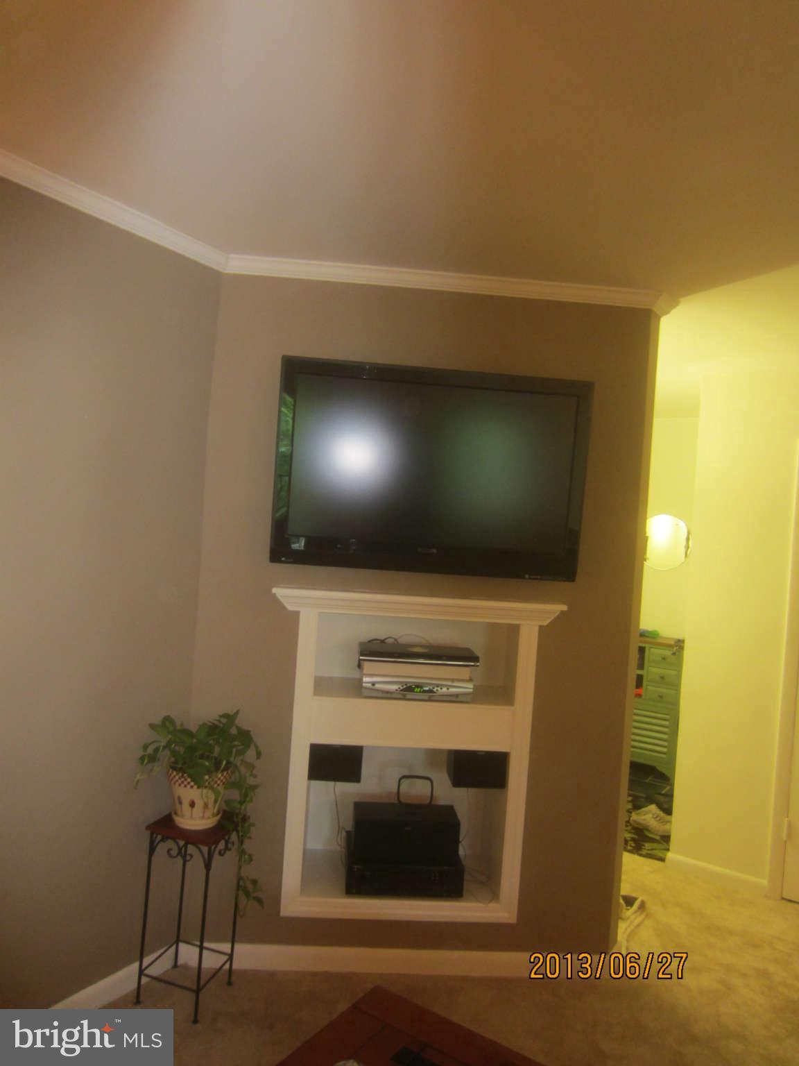 6250 Edsall Road, Unit 402 Alexandria, VA 22312 - Photo 4 of 18 Living Room