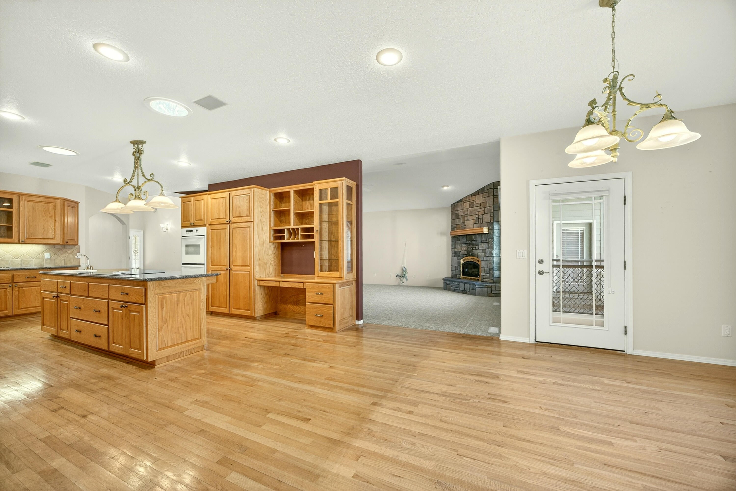 150 Ridgefield Road Grants Pass, OR 97527 - Photo 10 of 34 Informal dining area adjacent to the kitchen