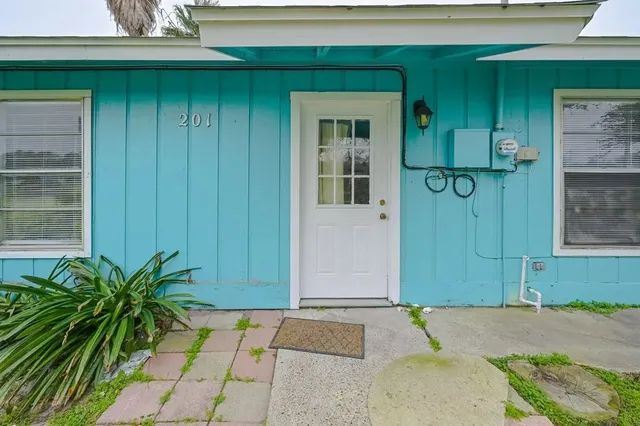 $1,120 | 201 West 3rd Street, Rockport, TX 78382